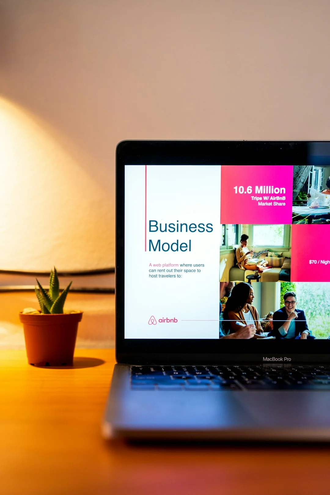 why-choose-us Un espace de travail moderne mettant en avant un ordinateur portable, une tablette et des smartphones, idéal pour un usage tech et freelance.